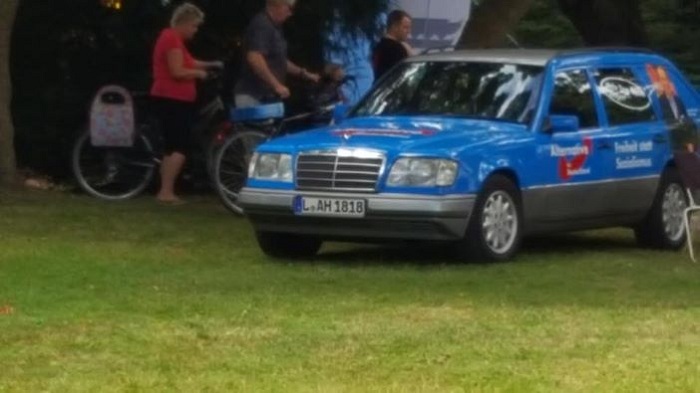 Nazimobil oder doch nur Parteiwagen? AfD dementiert Hitler-Symbolik auf Nummernschild