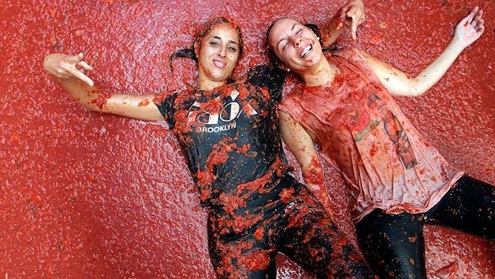 La Tomatina, cette fête espagnole où les gens se balancent des tomates dessus - VIDEO/PHOTOS