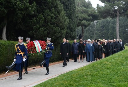 Prezident Heydər Əliyevin məzarını ziyarət etdi - FOTOLAR