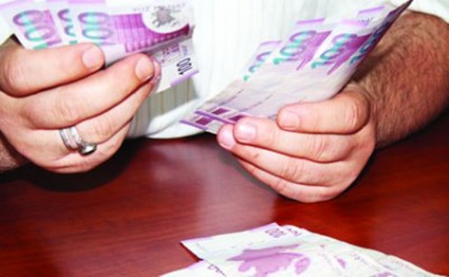 Nazirlik keçmiş məhkumlara pul payladı