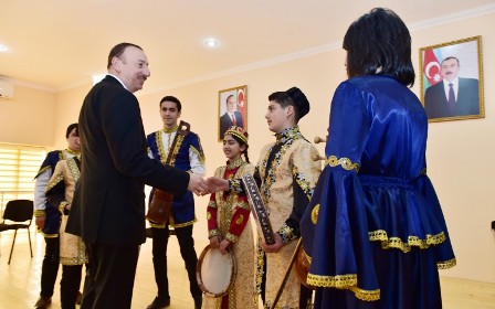 İlham Əliyev şagirdlərin ifasını dinlədi - FOTOLAR
