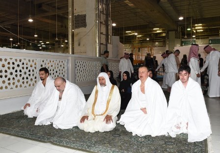 İlham Əliyev Kəbədə namaz qıldı
