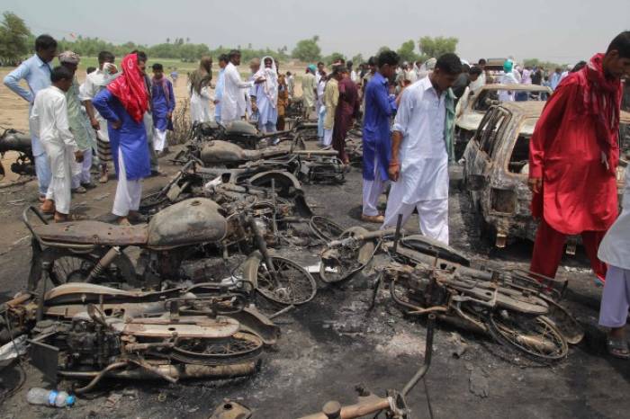 L'incendie d'un camion d'essence fait 174 morts au Pakistan