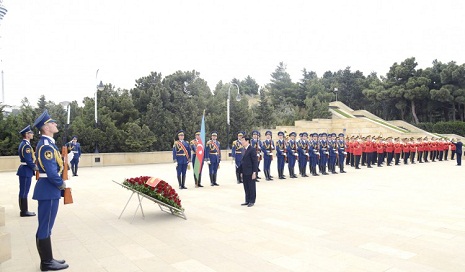 Vietnamese President pays respect to national leader Heydar Aliyev