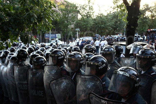 Yerevanda polis etirazçıları dağıdır – CANLI YAYIM