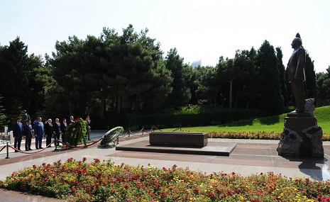IOM Director General pays respect to Azerbaijan`s national leader Heydar Aliyev