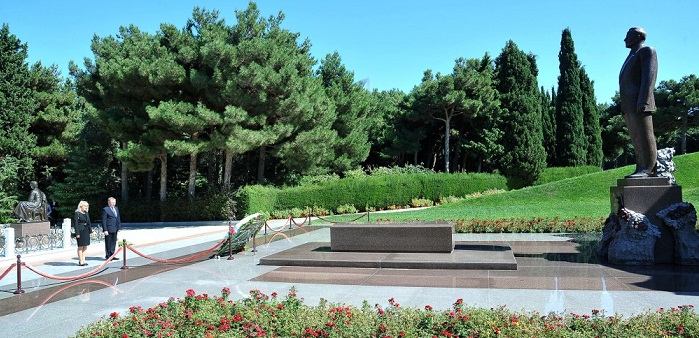 Belarusian Ambassador pays respect to national leader Heydar Aliyev