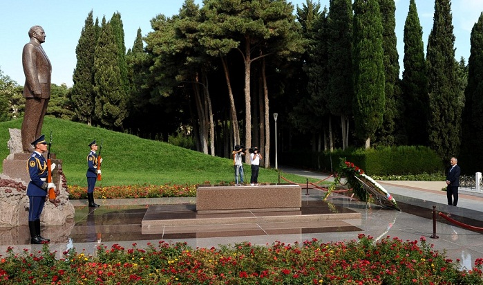 Sammarinese secretary of state pays respect to national leader Heydar Aliyev