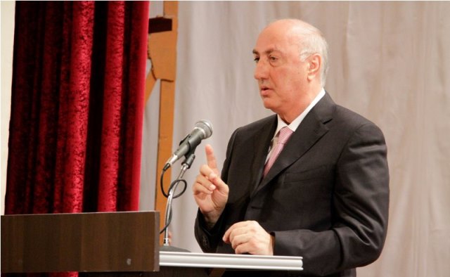 Zakir Fərəcov müdirləri hədələdi: `Məndən inciməyin`