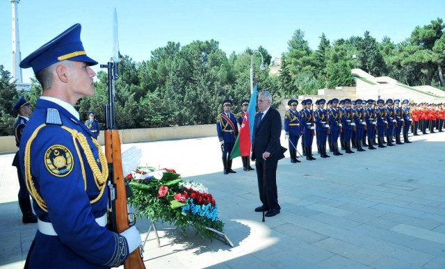 Miloş Zeman Fəxri və Şəhidlər xiyabanını ziyarət edib