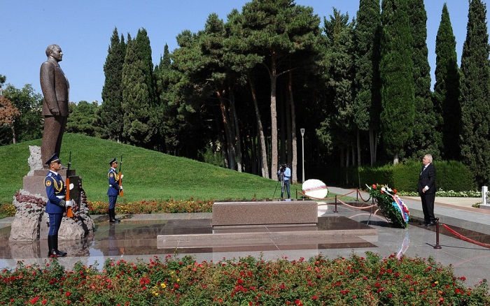 Czech President Milos Zeman pays respect to national leader Heydar Aliyev