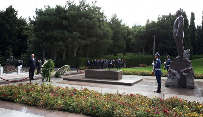 Turkish FM pays respect to national leader Heydar Aliyev