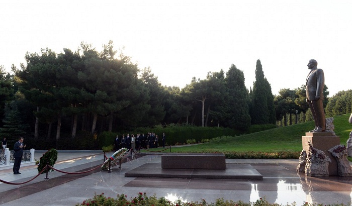 Serbian Deputy PM pays respect to national leader Heydar Aliyev