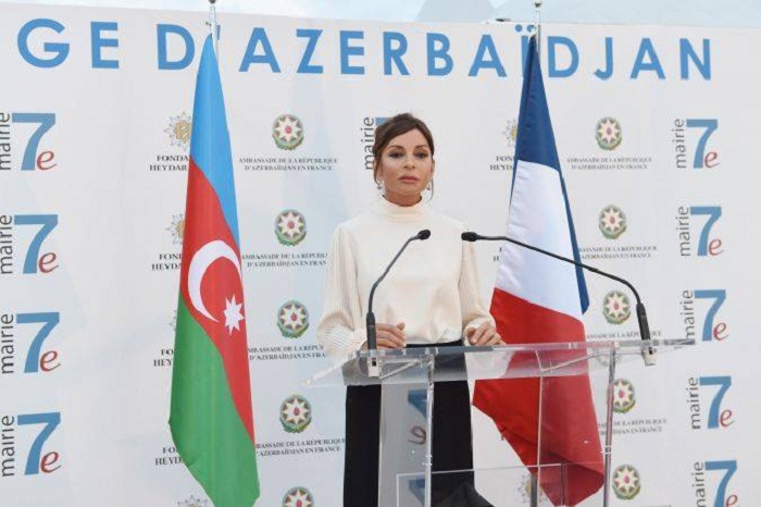 Mehriban Aliyeva visite `Village d’Azerbaïdjan` à Paris - PHOTOS