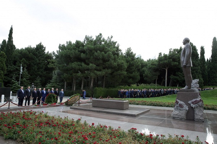 Participants of international conference visit Alley of Honors