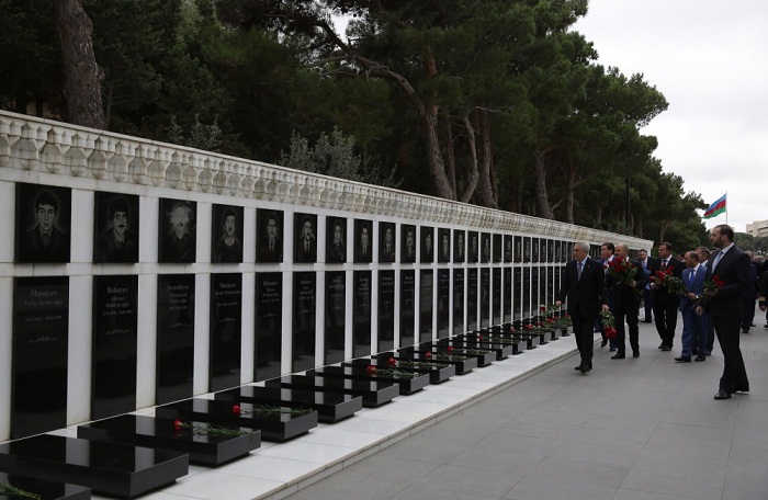 Visite de la tombe du leader national et de l`Allée des patriotes
