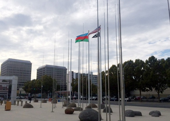 Le drapeau azerbaïdjanais hissé à la place centrale de San José