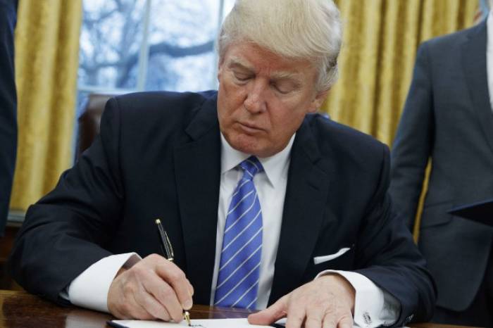 Donald Trump va signer le texte renforçant les sanctions contre la Russie (officiel)