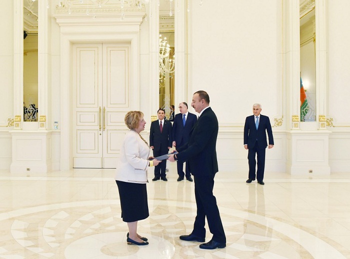 Ilham Aliyev reçoit les lettres de créance de la nouvelle ambassadrice d’Egypte