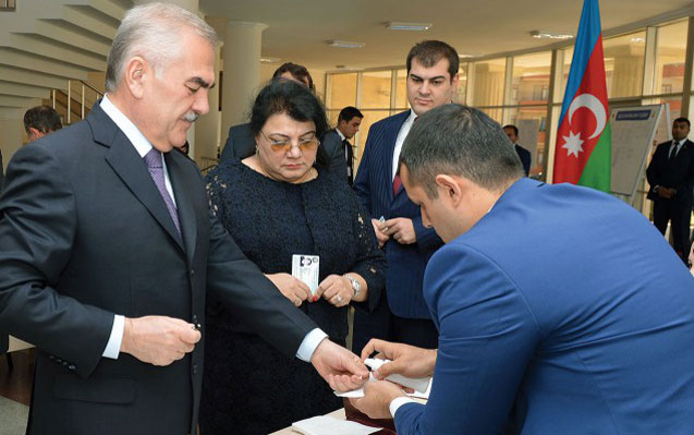 Vasif Talıbov ailə üzvləri ilə birgə - FOTOLAR