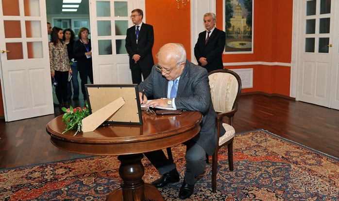 Russian Embassy in Azerbaijan opens condolence book after A321 crash