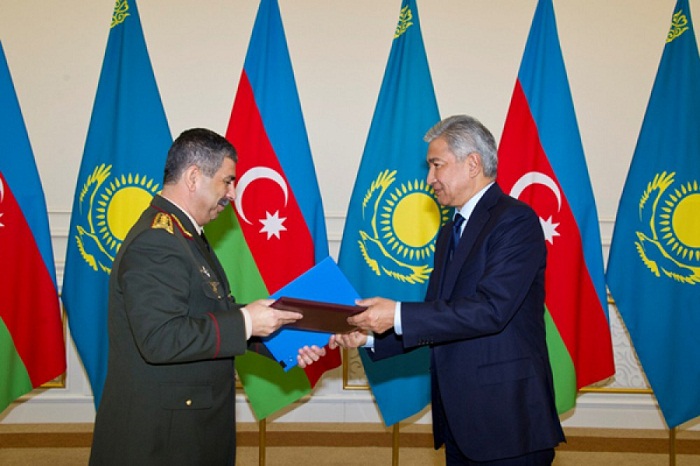 Les ministères de la Défense azerbaïdjanais et kazakh signent un plan PHOTOS