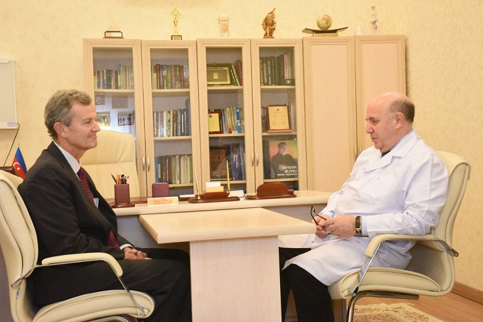 Un professeur américain a donné une conférence à l`Université de Médecine d`Azerbaïdjan