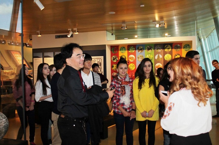 Japanische Studenten besuchen Aserbaidschanisches Teppichmuseum