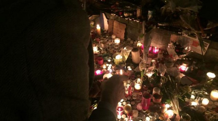 Paris: une minute de silence en hommage aux victimes des attentats