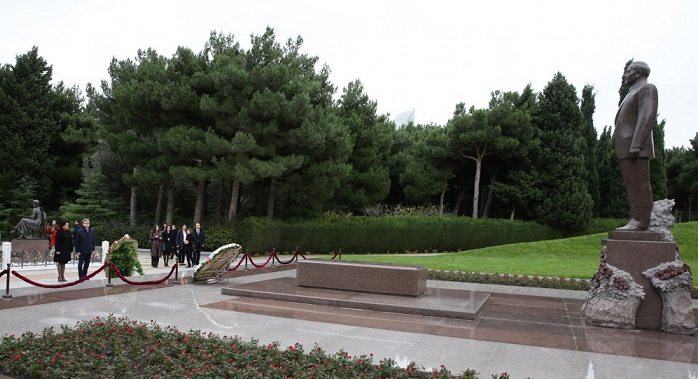 Bulgarian Minister of Environment pays respect to national leader H.Aliyev