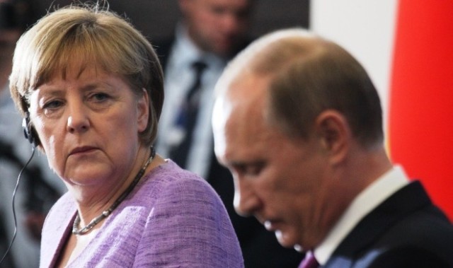 Putin Merkellə nəyi müzakirə etdi?