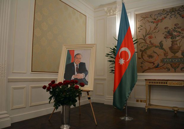La mémoire d`Heydar Aliyev commémoré à Paris  PHOTOS 