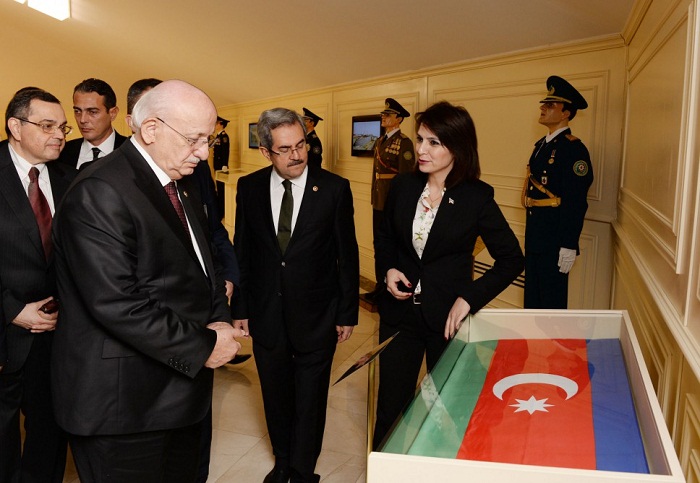 Le président du parlement turc visite la Place du Drapeau national