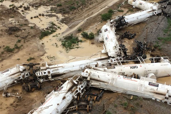 Un train transportant 200.000 litres d`acide sulfurique a déraillé en Australie