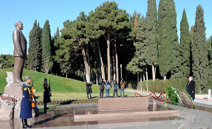 Greek FM pays respect to national leader Heydar Aliyev