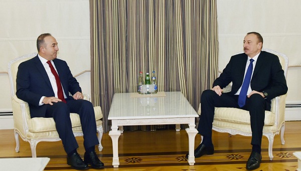 Le président de la République reçoit le ministre turc des Affaires étrangères