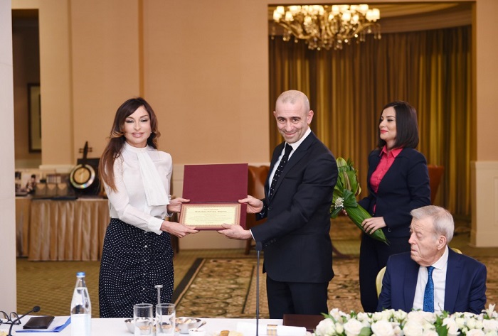 Präsidentin der Heydar Aliyev Stiftung Mehriban Aliyeva erhält Preis “Person des Jahres 2015“