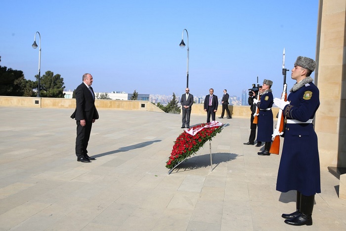 Marqvelaşvili Heydər Əliyevin məzarını ziyarət edib