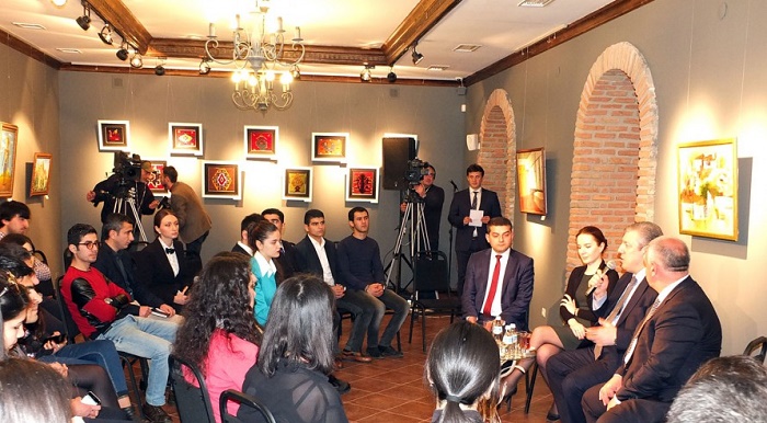 Georgian Premier meets with Azerbaijan students