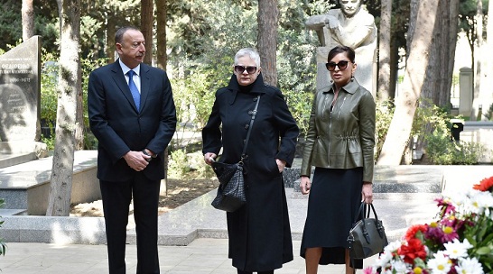 Le président azerbaïdjanais Ilham Aliyev visite la tombe de l’écrivain Magsoud Ibrahimbeyov