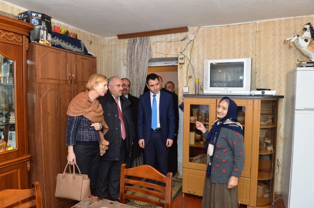 Səfir məcburi köçkünlərlə görüşüb