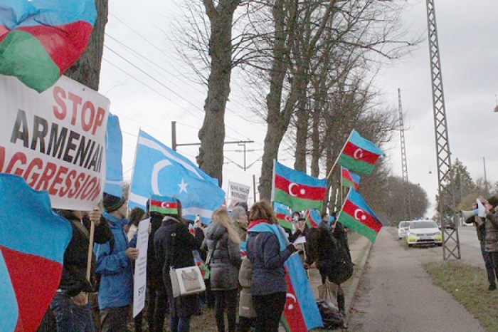 Azerbaijanis stage rally outside Armenian embassy in Denmark