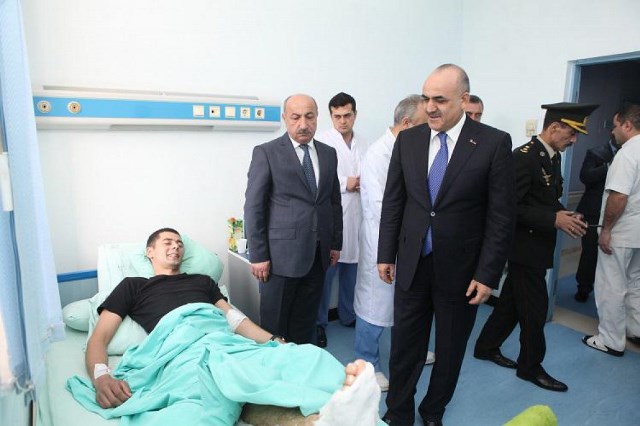 Nazir yaralı hərbçilərə baş çəkdi
