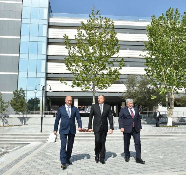 Präsident Ilham Aliyev besucht Garten Heydar