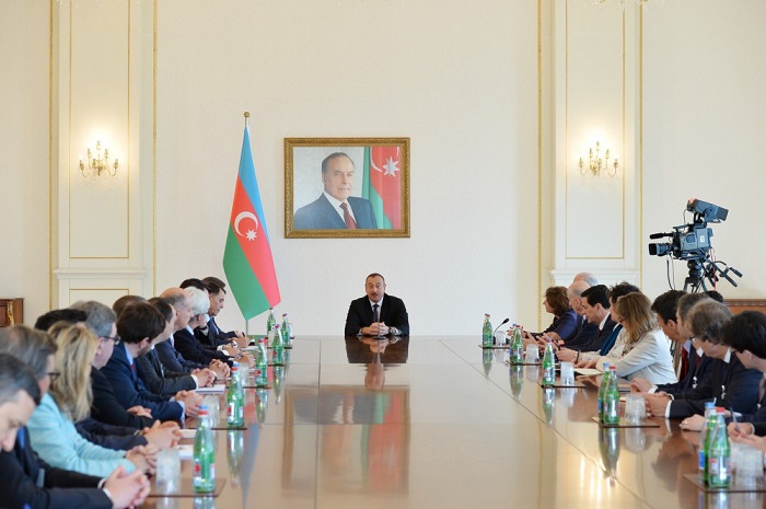 Aserbaidschans Präsident Ilham Aliyev empfängt eine MEDEF-Delegation