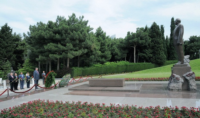 Belarussian Deputy Premier pays respect to Azerbaijani national leader