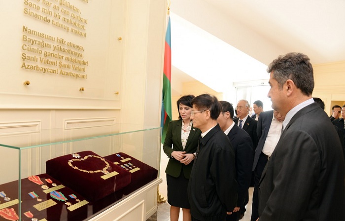 Chinese President`s special envoy visits Flag Square in Baku