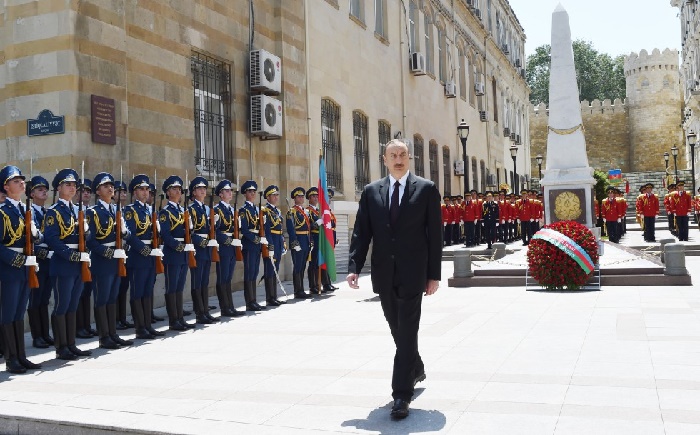 Prezident Cümhuriyyət abidəsini ziyarət etdi - Fotolar