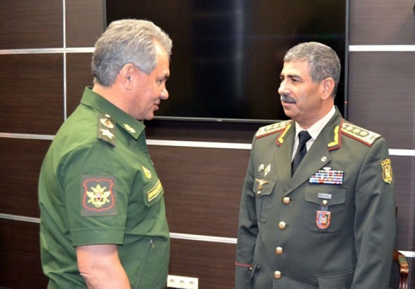 Les ministres azerbaïdjanais et russe de la Défense se rencontrent à Moscou