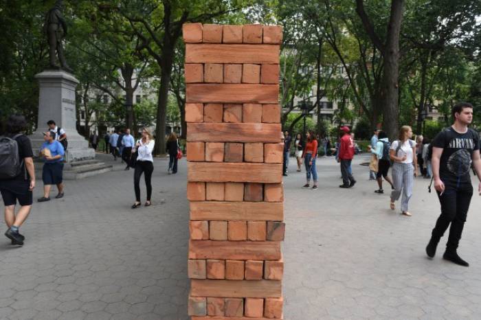 Un artiste mexicain érige un «mur» contre Trump